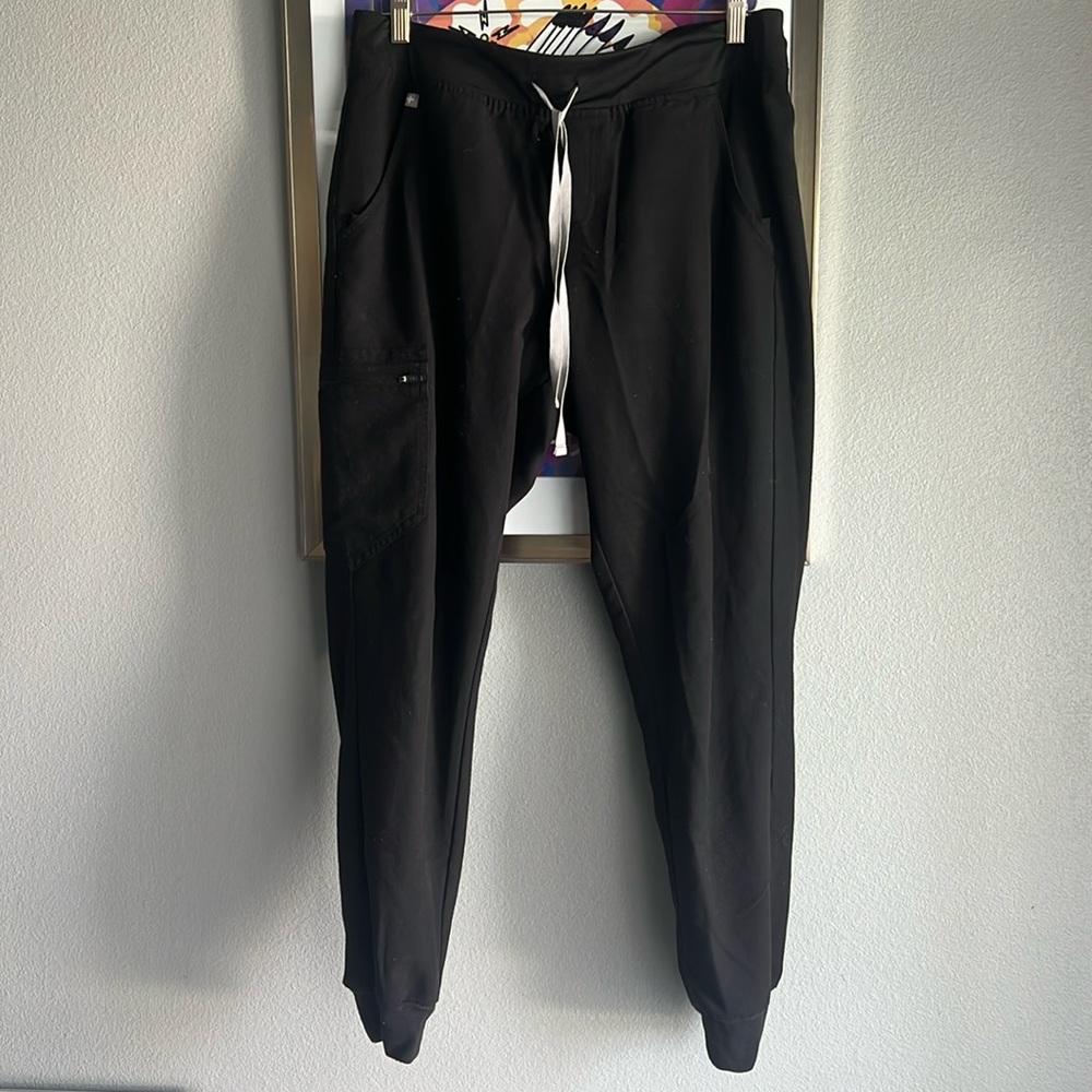 Women’s FIGS black size large joggers scrub pants